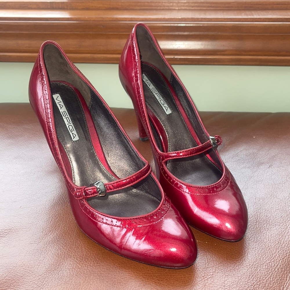 Women’s Red Via Spiga Pumps!